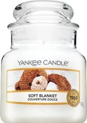 Produktbild von Yankee Candle Duftkerze Soft Blanket Small Jar, 104g, 6x8cm, bis zu 30h Brenndauer, Zitrus, Vanille & Amber Duft