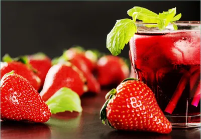 Produktbild von Wallario Fototapete Vliestapete, seidenmatte Oberfläche, einfache Verarbeitung, Größe 200 x 140 cm, Motiv Erdbeer-Mojito - Frische Erdbeeren