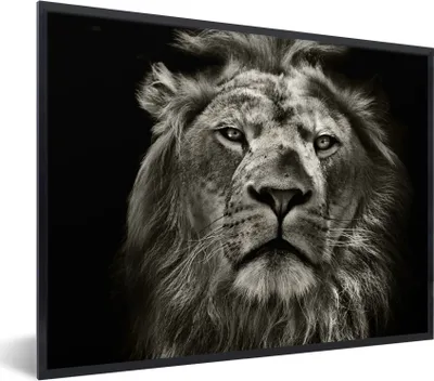 Produktbild von MuchoWow® Gerahmtes Poster Löwe - Tiere - Porträt - Wildtiere - Schwarz und weiß 40x30 cm - Poster mit Schwarzem Bilderrahmen Wandposter Rahmen Foto Bilder - Kunstposter - Wanddekorationen