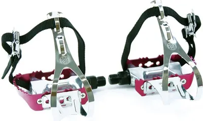 Produktbild von Rote Rennradpedale mit Retrohaken und Nylonriemen