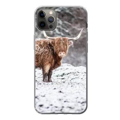 Produktbild von MuchoWow® Handyhülle Schutzhülle Hülle für iPhone 12 Pro Max Schottischer Highlander - Baum - Schnee Silikon Softcase Handy Hülle - Hartschale