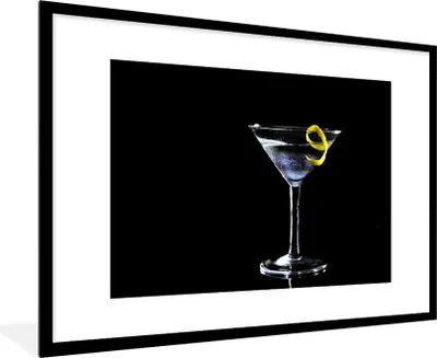 Produktbild von MuchoWow® Gerahmtes Poster Martini mit Zitronenspitze auf schwarzem Hintergrund 90x60 cm - Poster mit Schwarzem Bilderrahmen Wandposter Rahmen Foto Bilder - Wanddekoration - Fotos