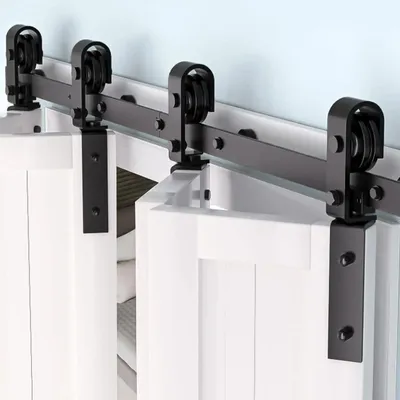 Zdjęcie produktu dla Zestaw okuć do przesuwnych drzwi stodołowych – system drzwi harmonijkowych – szyna 132 cm – do 4 drzwi – rolki montowane z boku – cicha praca – stalowa konstrukcja do dużych obciążeń