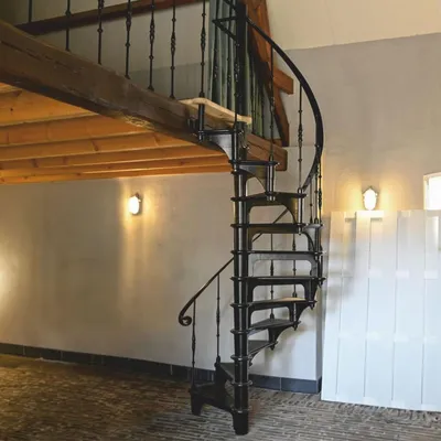 Produktbild von Casa Padrino Gusseisen Wendeltreppe mit Geländer linke Seite Schwarz H. 300 cm - Rustikale Spiraltreppe