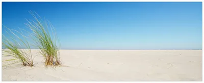 Produktbild von Wallario Premium Glasbild, freischwebende Optik, kräftige Farben, Größe 80 x 32 cm Motiv Sandstrand unter blauem Himmel