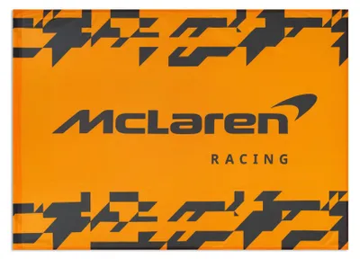 Produktbild von McLaren F1 Fahne 2026, Offizieller Fanartikel, Orangefarbene Fahne mit McLaren Racing Logo und geometrischem Muster, 100% Polyester