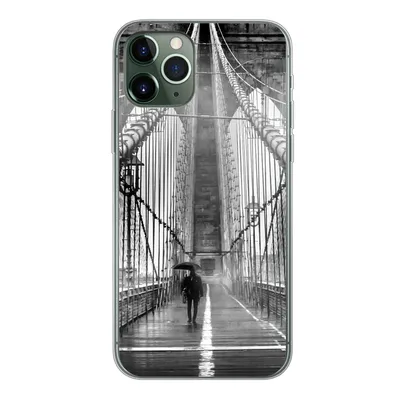 Produktbild von MuchoWow® Handyhülle Schutzhülle Hülle für iPhone 11 Pro Brooklyn Bridge während des Regens in Schwarz und Weiß Silikon Softcase Handy Hülle - Handy