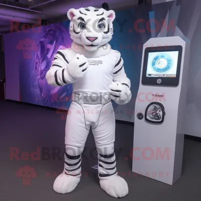 Obrázek produktu pro Postava REDBROKOLY maskota bílého tygra oblečená s rolákem a digitálními hodinkami
