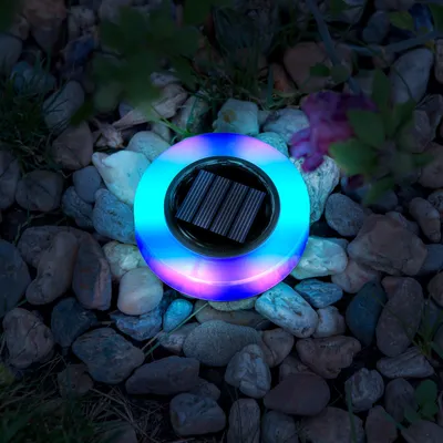 Image de Lampe solaire LED ronde pour jardin – RGB – 8 LED – Ø 10,5 cm – Avec piquet et crochet de suspension – Alimentation solaire – S'allume automatiquement au crépuscule – Éclairage extérieur décoratif pour jardin, balcon et terrasse [11766A]