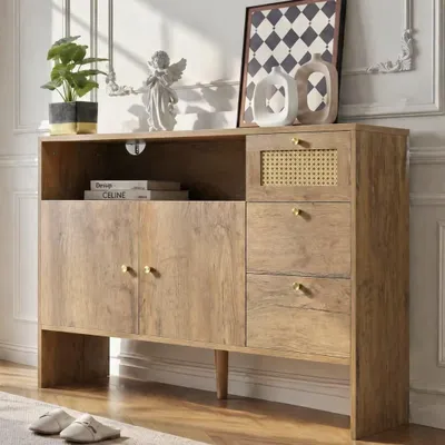 Image de Buffet en rotin avec poignées dorées - 105 x 40 x 76 cm, couleur bois - 2 portes et 3 tiroirs - Compartiment ouvert et charnières métalliques - Dispositif anti-basculement en option