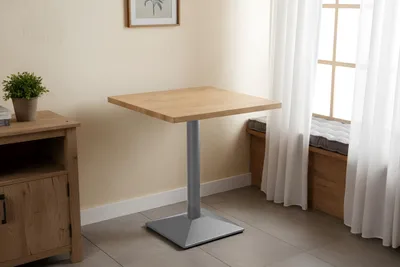 Produktbild von Bistrotisch Joan | 70 x 70 cm eckig | Holz | Farbe: Eiche | Gerade Kante | silbernes eckiges Säulengestell aus Metall | Säulentisch/Esstisch für Küche, Café & Essbereich