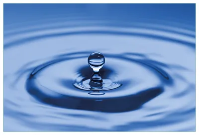 Produktbild von Wallario Küchenrückwand aus Glas, Größe: 90 x 60 cm, Motiv: Wassertropfen im blauen Wasser | Spritzschutz | abwischbar | pflegeleicht | in