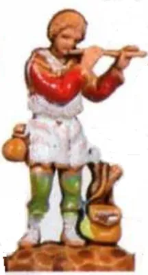 Kleine Figur eines jungen Hirten, der Flöte spielt. Er trägt rotes Oberteil und grüne Strümpfe.