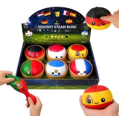 Produktbild von Mystery Squishy Bun 8,5 cm – Zufällige Länderflagge Blind Box – XXL Anti Stress Ball im Bambus Dampfkorb + Heartforcards Versandschutz