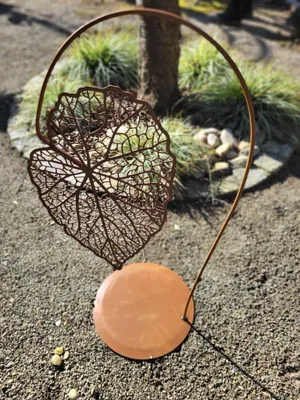 Produktbild von Edelrost Skulptur Blätterhauch auf Platte Edelrost Skulptur Blätterhauch - h = 85 cm