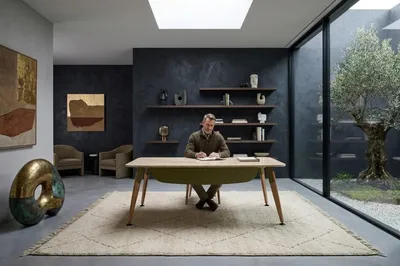 Immagine prodotto di Scrivania moderna, color beige, ampia superficie di lavoro, design da ufficio