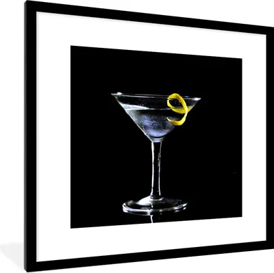 Produktbild von MuchoWow® Gerahmtes Poster Martini mit Zitronenspitze auf schwarzem Hintergrund 40x40 cm - Poster mit Schwarzem Bilderrahmen Wandposter Rahmen Foto Bilder - Poster - Plakat im Rahmen