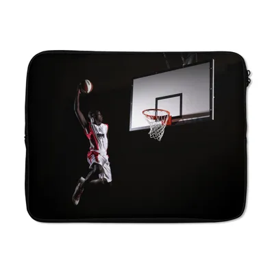 Produktbild von MuchoWow® Laptop Hülle 15 Zoll Ein Basketballspieler wirft den Basketball in den Korb Laptoptasche - Laptoptasche - Sleeve - Rundum-Schutz