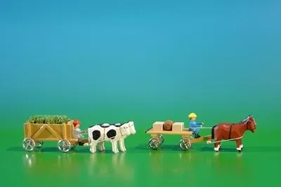Productafbeelding van Miniatuur koetsen en wagens met koetsier, naturel kleur. Afmetingen: 9 x 3,5 cm. Nieuw