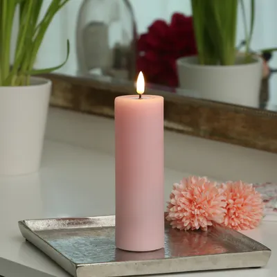Zdjęcie produktu dla Świeca filarowa LED MIA - prawdziwy wosk - realistyczny płomień 3D - H: 15cm D: 5cm - bateria - różowa