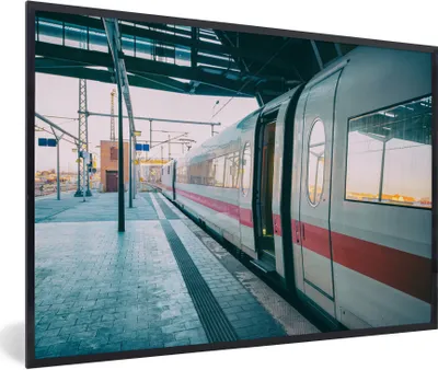 Produktbild von MuchoWow® Gerahmtes Poster Schöner Zug auf dem Bahnsteig 90x60 cm - Poster mit Schwarzem Bilderrahmen Wandposter Rahmen Foto Bilder - Fotorahmen - Foto-Plakat