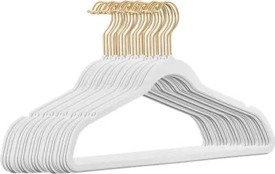 Produktbild von 25 Stück hochwertige Samt Kleiderbügel in der Farbe Weiß mit Gold Look Haken / Anti-Rutsch / von StickandShine