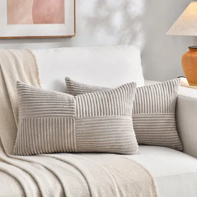 Produktbild von Set mit 2 taupefarbenen Cord-Kissenbezügen (30 x 50 cm). Weiche, moderne Dekokissenbezüge. Boho-Dekoration für Sofa, Schlafzimmer, Wohnzimmer und Balkon.