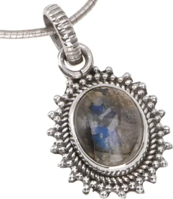 Produktbild von Ovaler, Verzierter Boho Silberanhänger, Indischer Kettenanhänger aus Silber - Labradorit, Silber-Farben, SterlingSilber, 2*1,5 cm, Anhänger & Amulette aus Silber