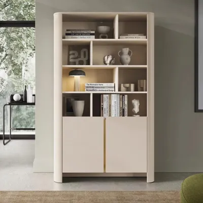 Produktbild von Aura Regal 103 cm in Kaschmir mit asymmetrischen Regalfächern und unteren Türen – modern und geräumig