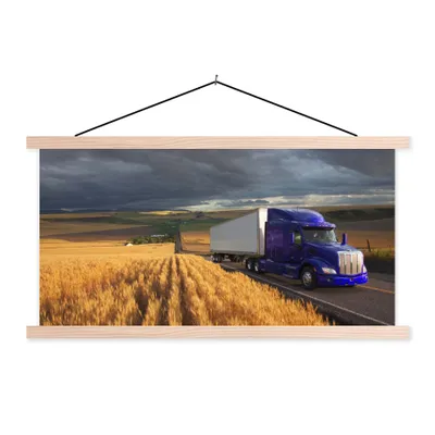 Produktbild von MuchoWow® Textilposter Lila LKW zwischen den Feldern 60x30 cm mit holzfarbenen Rahmen - Dekoration
