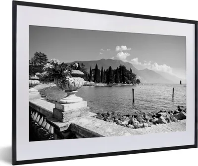 Produktbild von MuchoWow® Gerahmtes Poster Die Küstenlinie am Gardasee in Italien - schwarz und weiß 60x40 cm - Poster mit Schwarzem Bilderrahmen Wandposter Rahmen Foto Bilder - Schlafzimmer - Plakat in Rahmen - Drucken