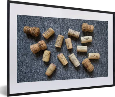 Produktbild von MuchoWow® Gerahmtes Poster Einige Korken auf grauem Hintergrund 60x40 cm - Poster mit Schwarzem Bilderrahmen Wandposter Rahmen Foto Bilder - Schlafzimmer - Plakat in Rahmen - Drucken