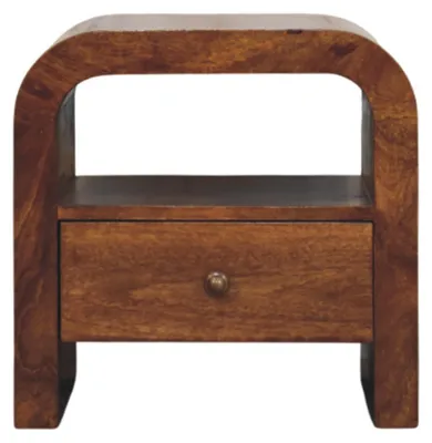 Produktbild von Artisan Furniture Nachttisch „Darcy“ aus Massivholz in Kastanienoptik mit Schublade und offenem Regal