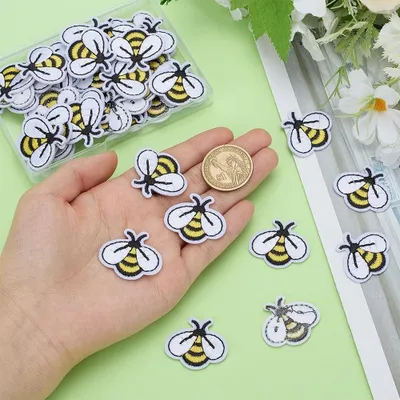 Produktbild von 50 Stück gestickte Bienen-Patches - zum Nähen in Bienenform - dekorative Bienen-Applikationen - aufbügelbare Bienen-Accessoires für Kleidung, Jacken, Taschen und DIY-Handwerke
