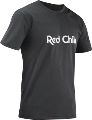 Schwarzes T-Shirt mit dem Aufdruck "Red Chili" auf der Vorderseite.