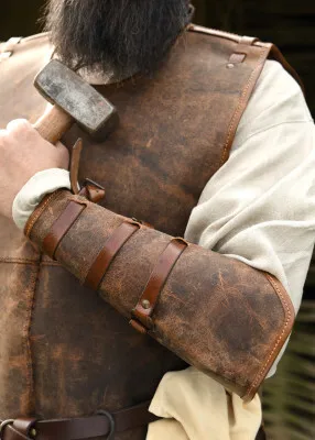 Produktbild von Armschützer aus Fettleder braun, „Sindri“, Paar