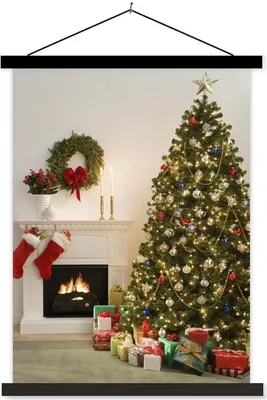 Produktbild von MuchoWow® Textilposter Ein Weihnachtsbaum mit Geschenken neben einem Kamin 90x120 cm mit schwarzem Rahmen - Dekoration