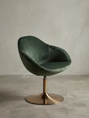 Übersicht des modernen Design-Drehstuhls. Die Kombination aus smaragdgrünem Samt und dem goldenen Metallgestell verleiht dem Möbelstück einen exklusiven Retro-Charme._#sku_SAFWL5.921#