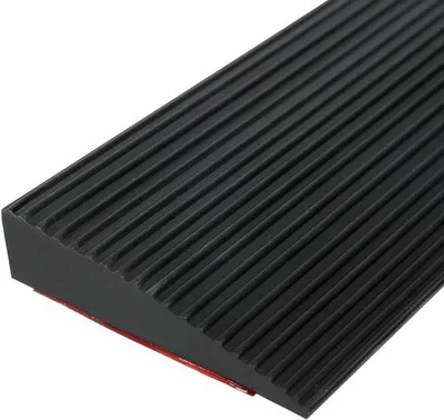 Productafbeelding van Stoeprandhelling rubber - Drempelhelling - Oprijplaat voor aanhanger - Rolstoelhelling - Rolstoelrampe - Opvouwbaar (90 x 8 x 2 cm)