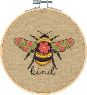 Produktbild von Dimensions Plattstich Stickpackung mit Stickrahmen "Learn a Craft, Bee Kind", Stickbild gedruckt, Diam 15,2cm