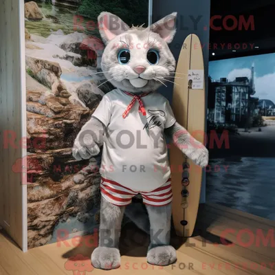 Produktbild von Maskottchen REDBROKOLY einer silbernen Katze in Boardshorts und Krawatte