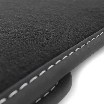 Produktbild von Fußmatte passend für VW T5 T6 Multivan Bus Caravelle California (2-Sitzer vorn) Premium Automatte Teppich Schwarz vorne 1-teilig - Naht: Silber