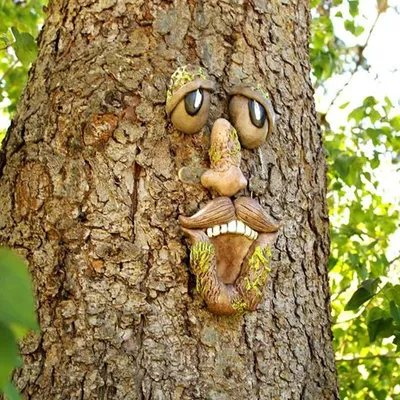 Produktbild von Kunstvolle Gartendekoration aus Kunstharz: Ein alter Mann in Baumform. Witzige Skulptur eines alten Mannes in Baumform – eine originelle Gartendekoration.