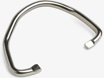 Metallbügel mit abgerundeten Enden und quadratischen Flächen in silberner Farbe