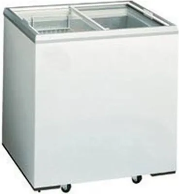 Zdjęcie produktu dla Zamrażarka skrzyniowa do lodów KBS z przesuwaną szklaną pokrywą, pojemność 168 litrów, wymiary 725 x 635 x 890 mm, na kółkach.