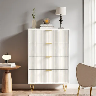 Produktbild von Weiße Kommode mit 4 Schubladen, gewelltem Frontmuster, goldenen Griffen und Metallbeinen, modernem Stil, viel Stauraum