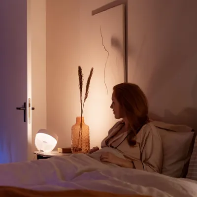 Produktbild von Philips Hue White and Color ambiance Iris Tischleuchte weiß, Intelligente Tischleuchte, Bluetooth/Zigbee, Weiß, LED, Metall, Synthetik, Nicht austauschbare(s) Leuchtmittel