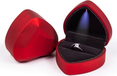 Produktbild von Herzförmige Schmuckschatulle aus Samt mit LED-Beleuchtung, ideal für Verlobung, Hochzeit, Geburtstag oder andere Anlässe.
