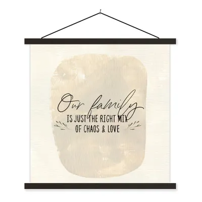 Produktbild von MuchoWow® Textilposter Unsere Familie ist genau die richtige Mischung aus Chaos und Liebe - Zitate - Sprichwörter 90x90 cm mit schwarzem Rahmen - Magnetisches