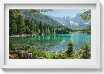 Produktbild von Berglandschaft mit einem See im Wald– Wandbild mit Rahmen – Gerahmtes Bild  – Wanddekoration – 60x40 cm –  Schwarz Rahmen